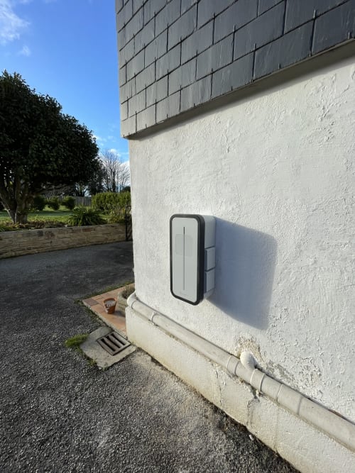 Boîtier électrique moderne fixé sur mur en crépi blanc aux Gîtes De L'odet, gîte à Clohars-Fouesnant en Bretagne