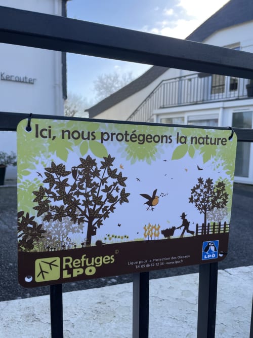 Panneau de protection LPO Refuges nature aux Gîtes De L'odet à Clohars-Fouesnant, France