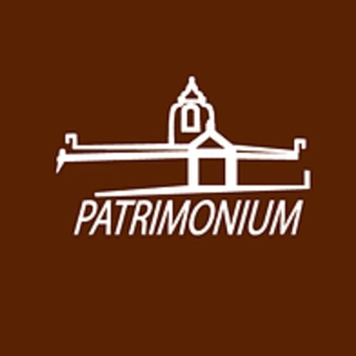 Logo Patrimônium apresentando edifício branco com campanário sobre fundo marrom para a casa de hóspedes Ó da Casa em Peniche