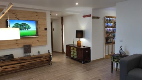 Modern cottage living room in Obidos with TV, dining area, lamp, bookshelf, and comfortable seating