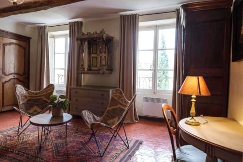 Jade Suite in La Bouscatière in Moustiers-Sainte-Marie mit Vintage-Schmetterlingssessel, Flussblick und klassisch französischer Einrichtung