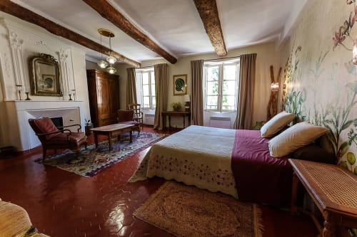 Elegante Ambre Suite in La Bouscatière in Moustiers-Sainte-Marie mit sichtbaren Balken, Kamin und botanischer Tapete
