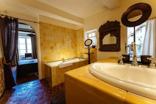 Luxuriöses Badezimmer im römischen Stil in La Bouscatière in Moustiers-Sainte-Marie mit goldenen Fliesen, Badewanne und Flussblick