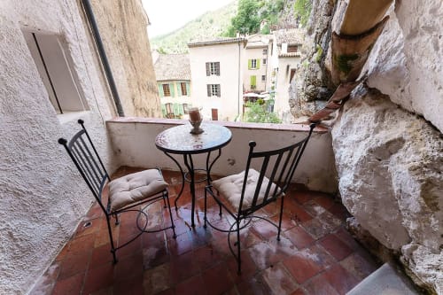 Intimer Balkon mit Tisch und Stühlen mit Blick auf das Dorf Moustiers-Sainte-Marie in der Provence, Frankreich