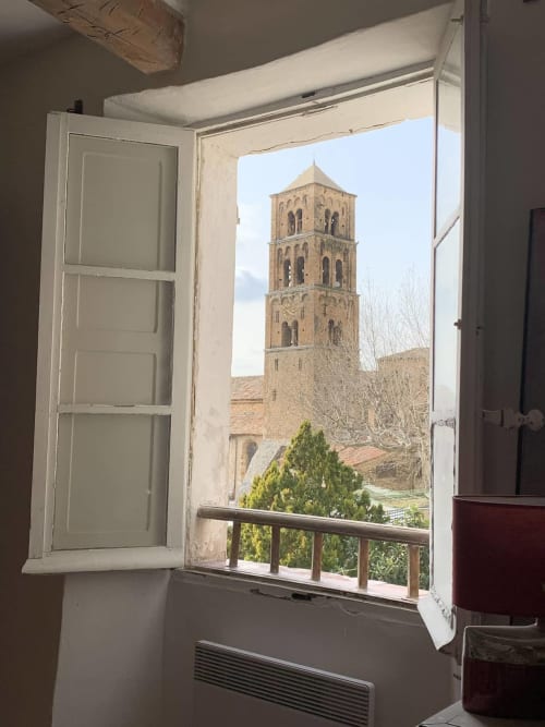 Offenes Fenster im Zimmer Lula in La Bouscatière, Moustiers-Sainte-Marie, mit Blick auf den historischen Glockenturm und das Dorf
