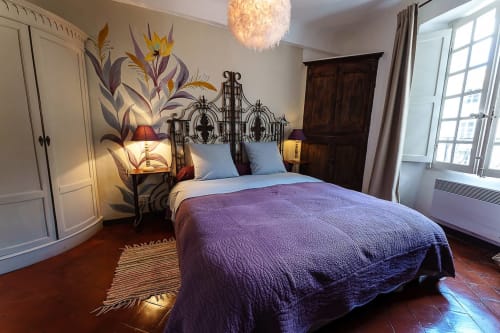 Lula-Zimmer in La Bouscatière B&B in Moustiers-Sainte-Marie mit violettem Bettzeug, verziertem Kopfteil und Flussblick