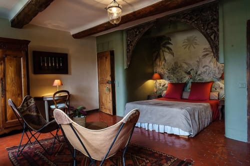 Jade Suite Schlafzimmer im La Bouscatière B&B in Moustiers-Sainte-Marie mit Flussblick, Holzbalkendecken und botanischen Tapeten