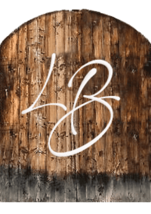 Elegantes 'B'-Monogramm auf rustikaler Holztextur für das Gästehaus La Bouscatière in Moustiers-Sainte-Marie