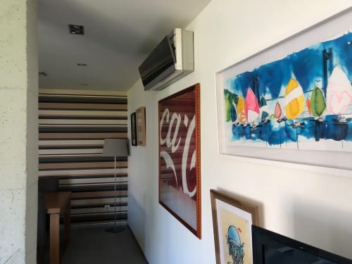 Pasillo moderno en villa Casa Arealonga, Vigo, con escalera a rayas y cuadro de velero colorido
