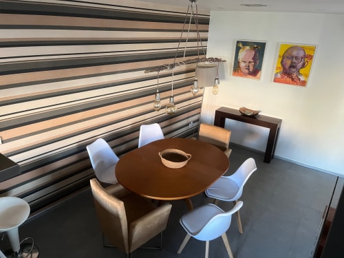 Comedor moderno en la villa Grila House de Casa Arealonga, Vigo con mesa redonda, sillas contemporáneas y ventanal a rayas