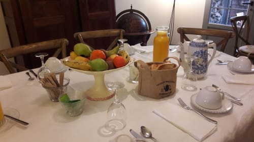 Mesa de desayuno elegante en Casa Rural La Perla con frutas frescas, pasteles, zumo y piezas de porcelana azul