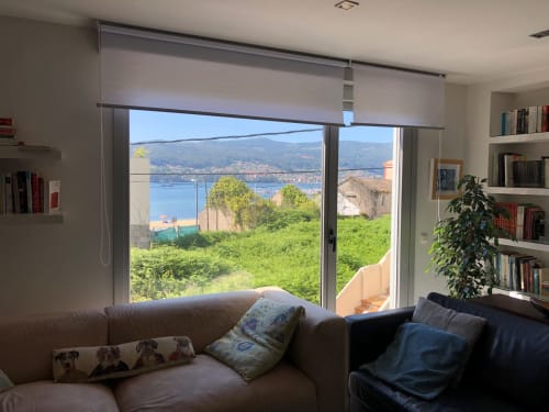 Acogedor salón en Casa Arealonga, Vigo con vistas al océano y montañas a través de grandes ventanales