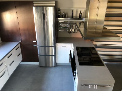 Cocina moderna en Casa Arealonga Vigo con electrodomésticos de acero inoxidable, muebles oscuros y diseño contemporáneo