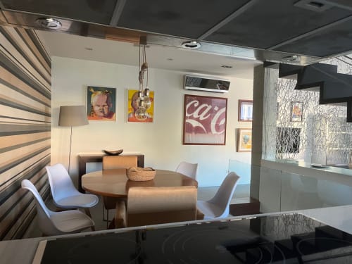 Comedor moderno del hotel Casa Arealonga en Vigo con mesa redonda, sillas blancas, decoración pop art y diseño contemporáneo