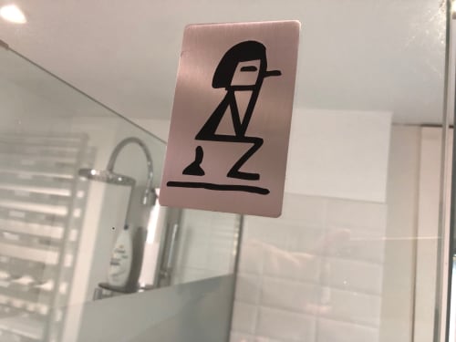 Cartel de "Durmiendo" colocado en el espejo del baño del hotel Casa Arealonga en Vigo