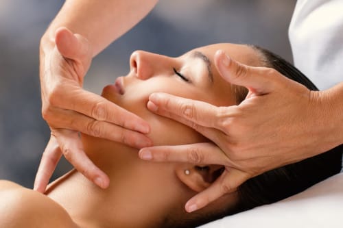 Massage facial professionnel au spa Le Pavillon M à Grignan, soin de détente