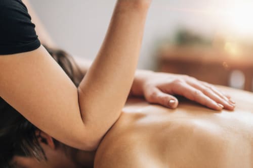 Massage thérapeutique au spa Le Pavillon M à Grignan, France - soin de relaxation