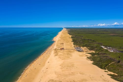 La plage de Messanges vue du ciel, située juste entre le bleu de l'océan et le vert de la pinède