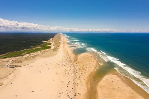 Dans les Landes, la plage offre une sensation d'immensité. Vous n'aurez jamais de difficulté à poser votre serviette au calme