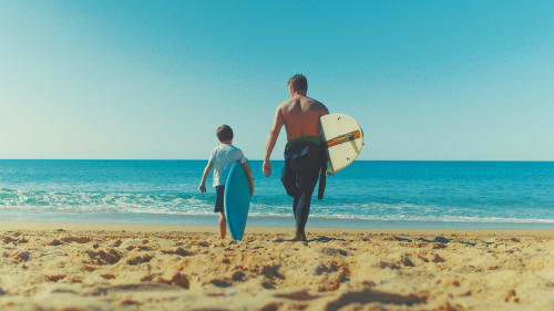 A Messanges le surf se pratique en famille et dès le plus jeune âge. Nos partenaires proposent des cours dès 5 ans