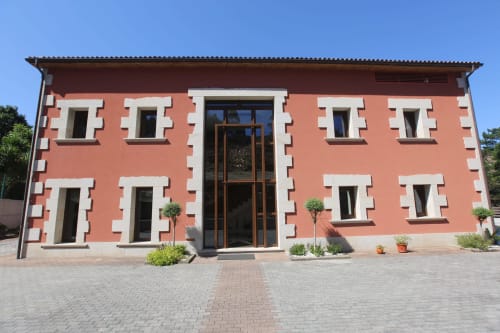 Hotel Ballenera de Caneliñas en Cee, España, con fachada coralina y detalles de piedra blanca