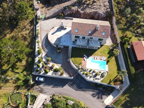 Vista aérea del hotel Ballenera de Caneliñas en Cee, España con piscina, terraza y bosque circundante