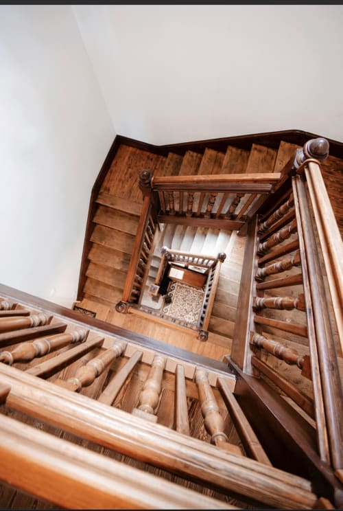 Escalier en bois avec rampes ornementales à la Résidence Le Roc Fleuri, chambre d'hôtes boutique à Saint Malo