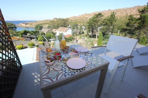 Comedor en terraza con vistas al Mediterráneo en el hotel A Ballenera de Caneliñas en Cee, España