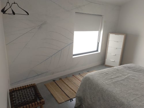 Dormitorio minimalista en Casa Arealonga Vigo con cama, ventana, estantes de madera y arte mural
