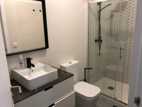 Baño moderno en Casa Arealonga, Vigo con lavabo tipo vessel, cabina de ducha y azulejos con patrón geométrico