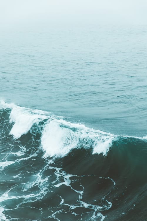 Vagues océan turquoise déferlant sur le rivage près de Saint-Malo, Bretagne