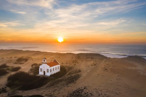 La côte landaise propose quelques pépites encore peu connues pour profiter du coucher du soleil, telle que la Chapelle Sainte-Thérèse 