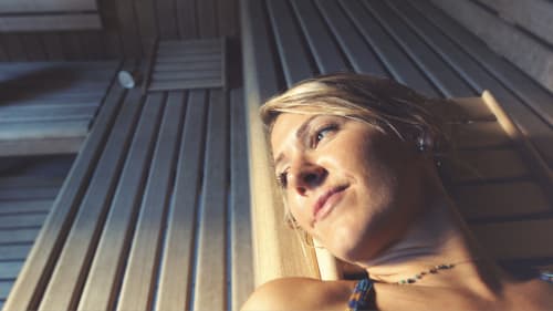 Une séance dans notre sauna vous invitera à la méditation et la relaxation