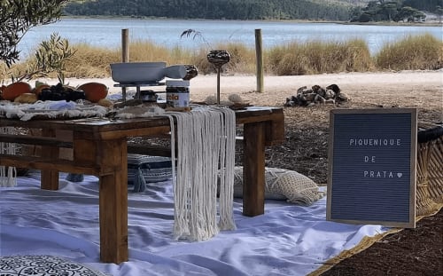 Configuração de piquenique à beira-mar na Kindnessmoon BnB em Óbidos, Portugal, com mesa, churrasqueira e vista para o lago