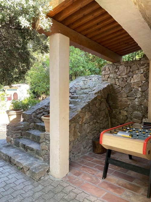 Patio couvert avec baby-foot et murs en pierre à Camping La Lézardière, La Valette du Var