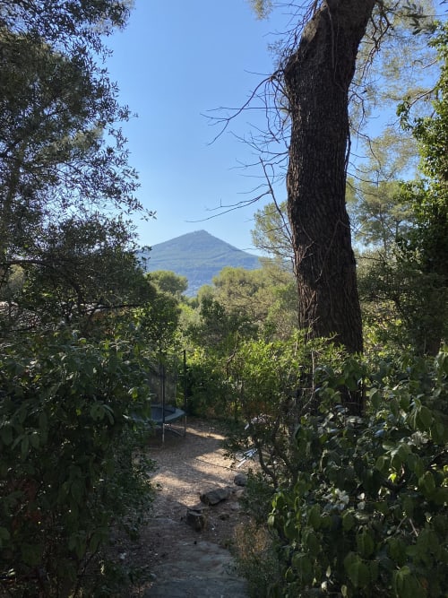 Allée du camping La Lézardière avec vue sur les montagnes à La Valette du Var, France