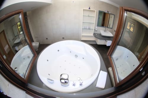 Lujosa bañera jacuzzi redonda en la habitación Temerario del hotel A Ballenera de Caneliñas, Cee España