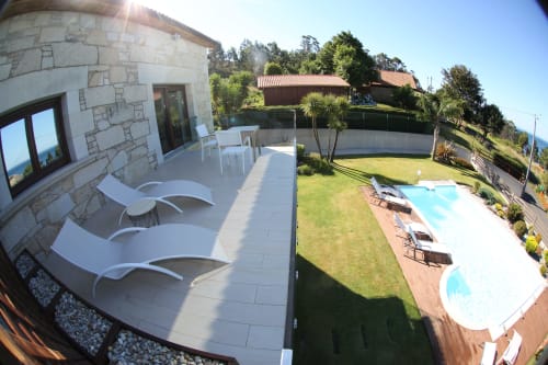 Terraza de la habitación Temerario en A Ballenera de Caneliñas con vistas al mar, tumbonas, piscina y jardines exuberantes en Cee