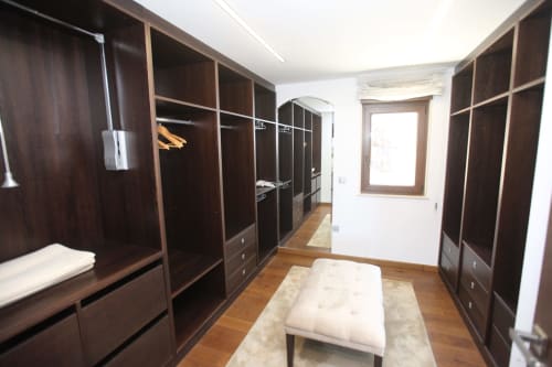 Elegante vestidor con muebles de madera oscura en la habitación Carrumeiro, Hotel A Ballenera de Caneliñas en Cee