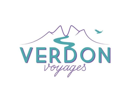 Verdon Voyages Logo mit violetten Bergen, türkisem Fluss und Vogel für La Bouscatière in Moustiers-Sainte-Marie