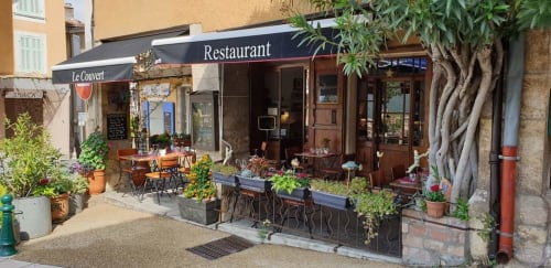 Das Restaurant Le Couvert in La Bouscatière, Moustiers-Sainte-Marie, mit charmanter Außenterrasse und traditionellem französischen Flair