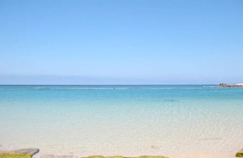 Acque turchesi cristalline e spiaggia sabbiosa presso Affittacamere Al Mare a Torre Grande, Oristano