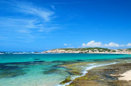 Acque turchesi del Mediterraneo e spiaggia sabbiosa a Torre Grande, Oristano, Italia