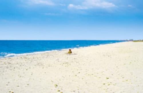 Spiaggia sabbiosa con mare e cielo azzurro limpido a Torre Grande Oristano, Sardegna - Affittacamere Al Mare & Acquamarina