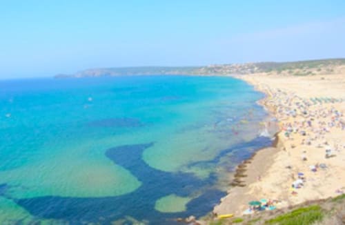 Vista aerea della spiaggia Torre Grande a Oristano con acque turchesi, sabbia bianca e bagnanti vicino ad Affittacamere Al Mare