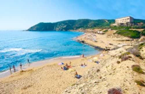 Spiaggia sabbiosa con acque turchesi e scogliere presso Affittacamere Al Mare a Torre Grande, Oristano