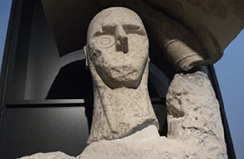 Escultura de piedra con detalle arquitectónico en Affittacamere Al Mare en Torre Grande, Oristano