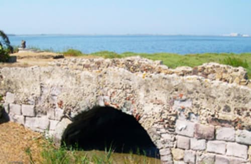 Antiguo arco de piedra con vistas al mar en la propiedad costera de Torre Grande Oristano