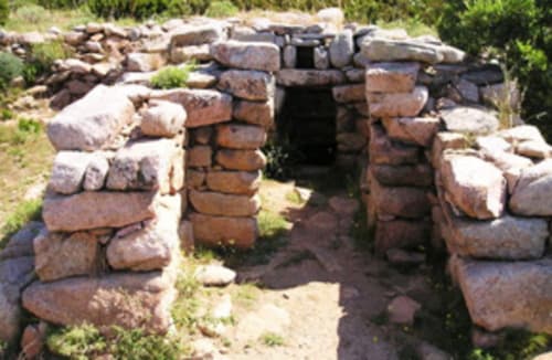 Antiguas ruinas de piedra con muros de ladrillo en Torre Grande Oristano, Italia cerca del alojamiento Affittacamere Al Mare