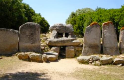 Antiguas ruinas de dolmen de piedra rodeadas de vegetación cerca de Torre Grande, Oristano, Italia